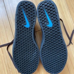 Nike SB Team Classic PRM sneaker. In Earth colour w/Magic Flamingo trim. New.